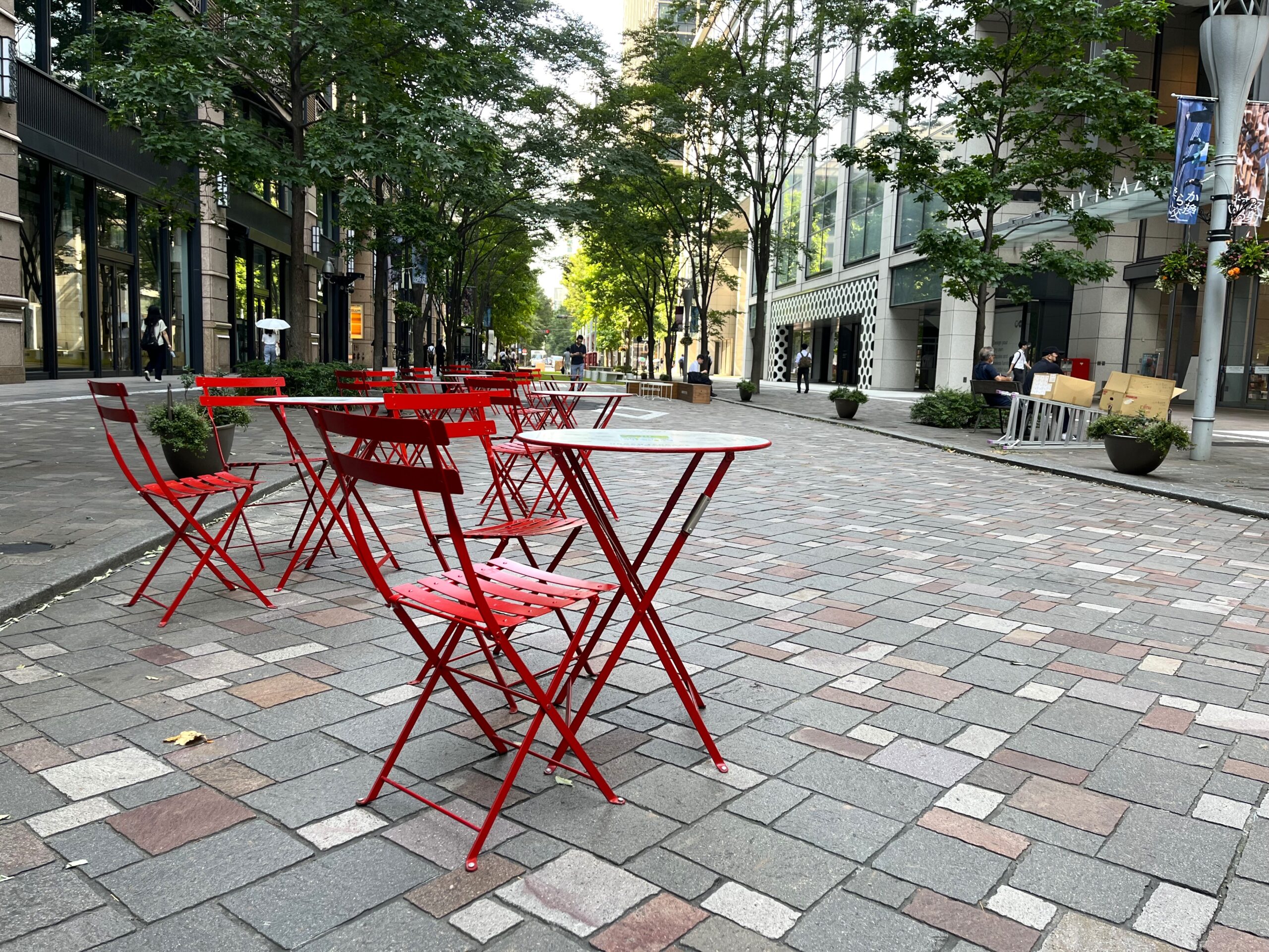 Marunouchi shopping street with kids